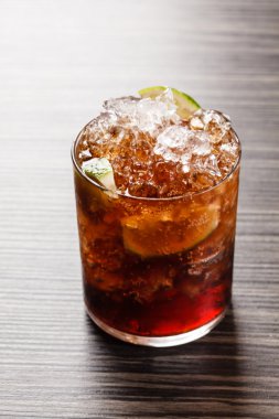 Buzlu ve limonlu kokteyl