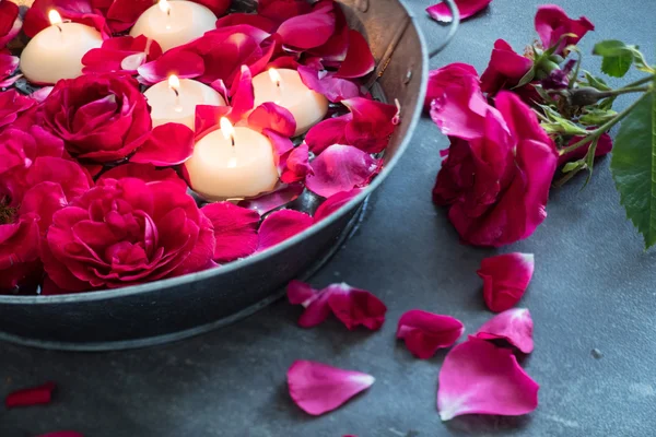 Красные розы с лепестками и свечами — стоковое фото