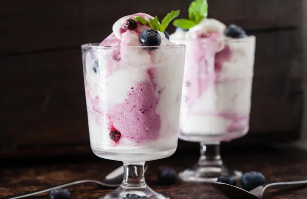 Yogurt congelado en vasos — Foto de Stock