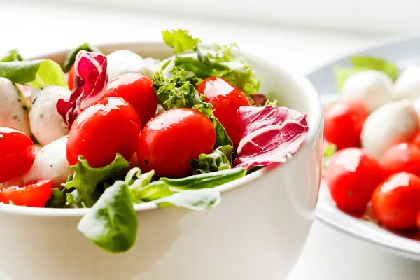 Итальянский салат с помидорами и сыром — стоковое фото