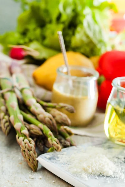 Groene asperges met dressing — Stockfoto