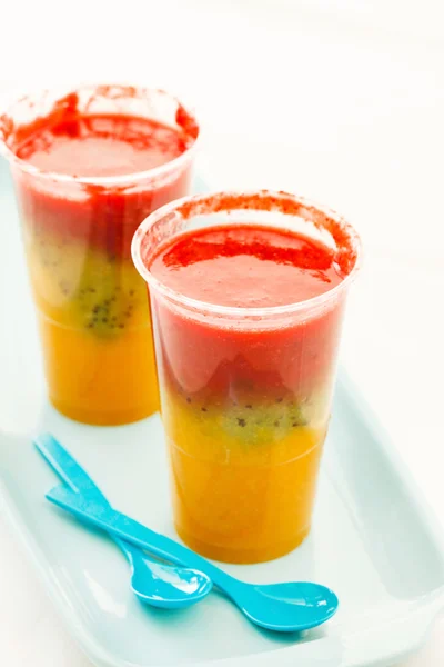 Deux verres à smoothie aux fruits — Photo