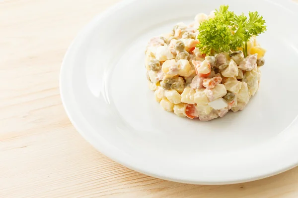 Ensalada sabrosa en el plato — Foto de Stock