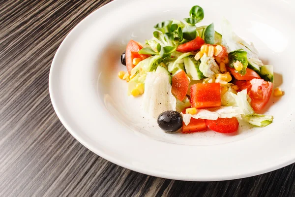 Ensalada de verduras en el plato —  Fotos de Stock