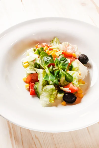 Tabakta sebze salatası — Stok fotoğraf