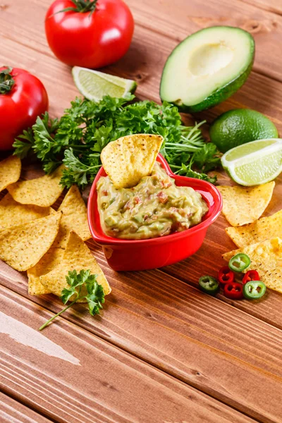 Mexikanische Guacamole mit Nachos — Stockfoto