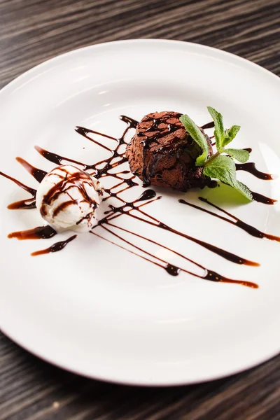 Deser czekoladowy z lodami — Zdjęcie stockowe