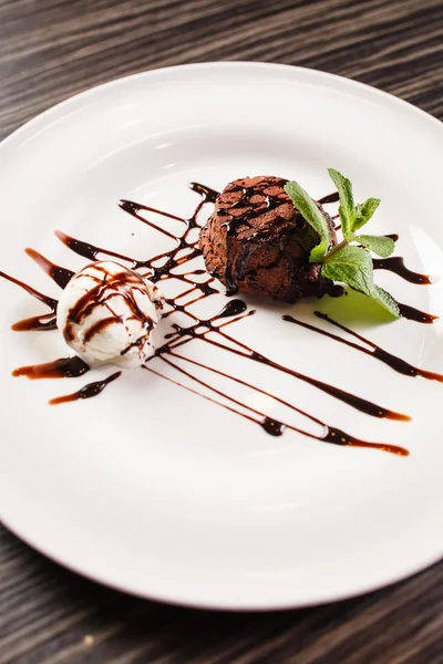 Postre de chocolate con helado —  Fotos de Stock