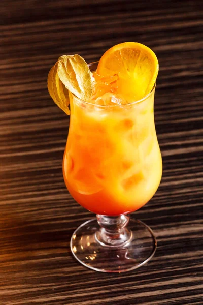 Frischer Cocktail mit Orange — Stockfoto