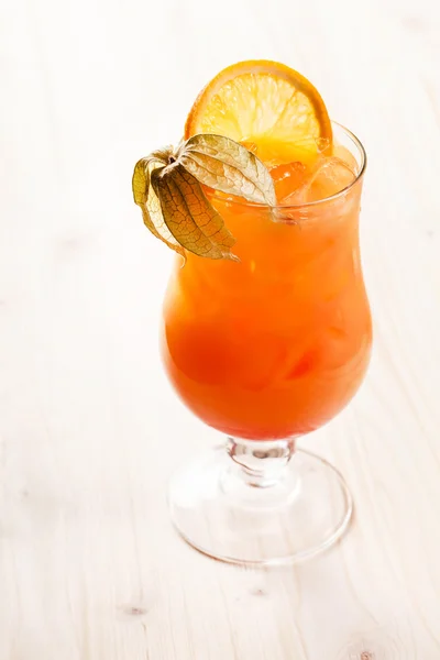 Frischer Cocktail mit Orange — Stockfoto