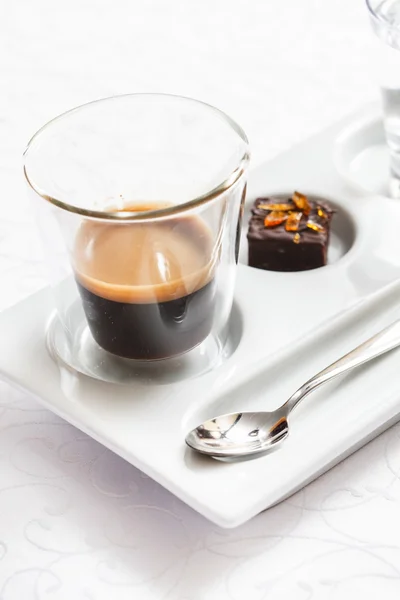 Espresso geserveerd in glas — Stockfoto