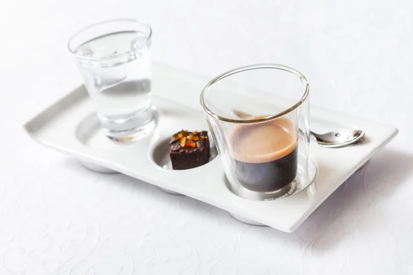 Espresso im Glas serviert — Stockfoto