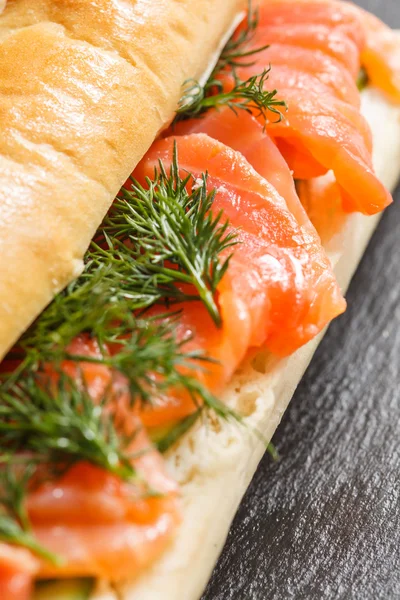 Свежий сэндвич с лососем — стоковое фото
