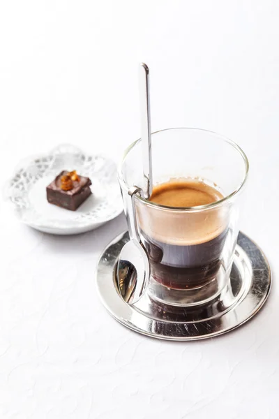 Espresso geserveerd in glas — Stockfoto