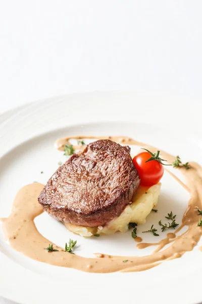 Steak avec purée de pommes de terre — Photo