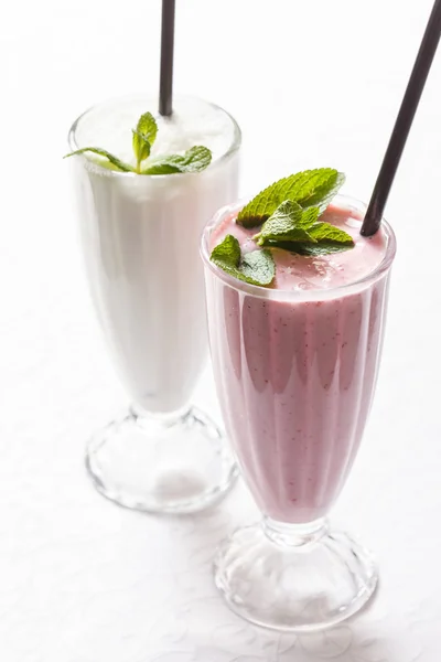 Молочный коктейль с мятными листьями — стоковое фото