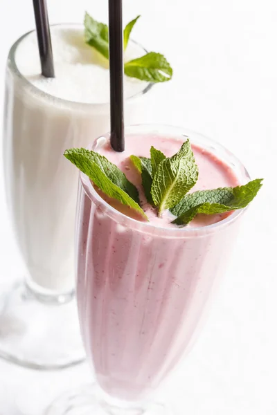 Melk cocktail met muntblaadjes — Stockfoto