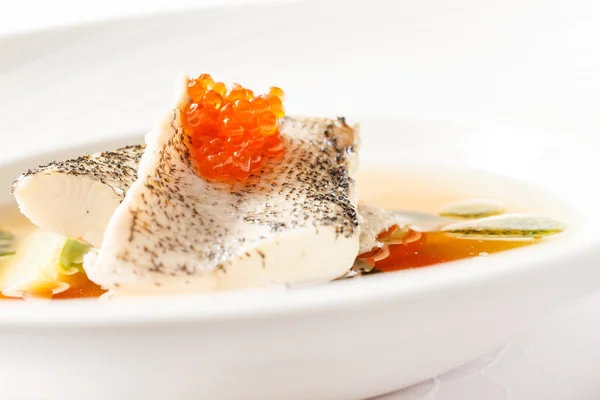 Рыбный суп с икрой — стоковое фото