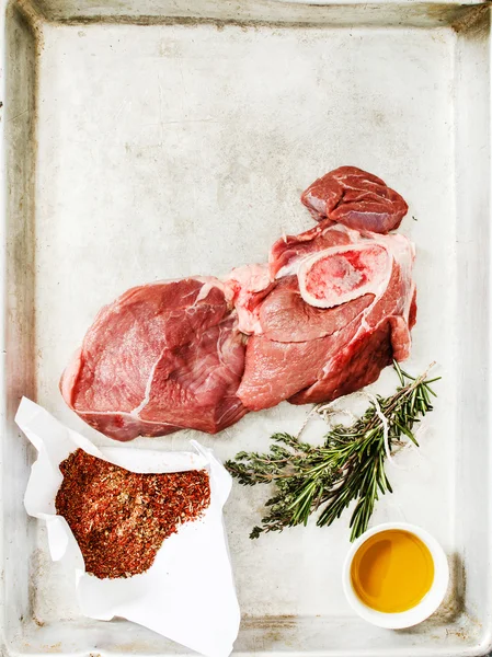 Carne crua com ervas e especiarias — Fotografia de Stock