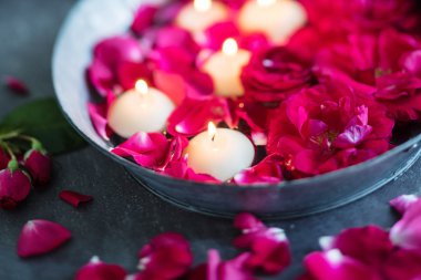 gül yaprakları ve mumlar