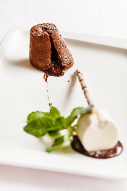 Çikolatalı fondan plaka üzerinde