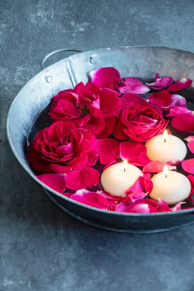 Rózsaszirom és gyertyák — Stock Fotó