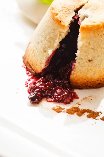 Bolo de bagas com cerejas — Fotografia de Stock