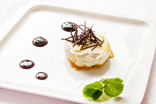 Cheesecake with chocolate and mint leaf — Stock Photo, Image