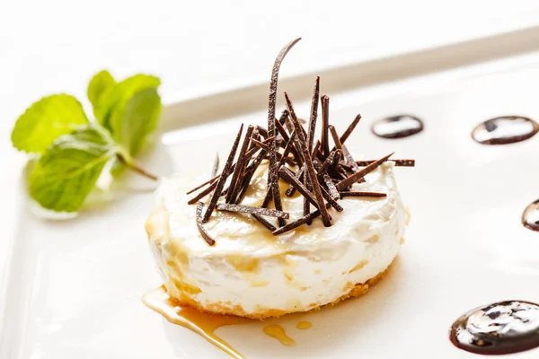 Bolo de queijo com chocolate e folha de hortelã — Fotografia de Stock