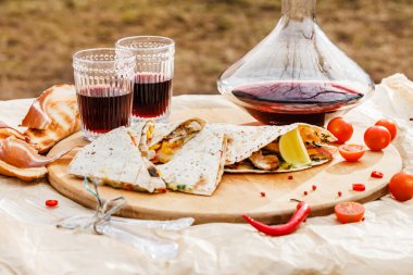 Izgara ekmeği ve kırmızı şarap