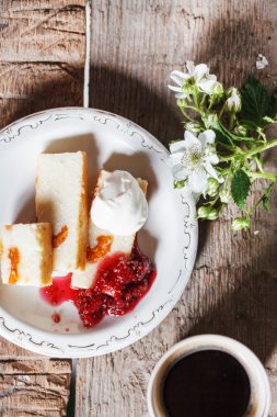 Süzme peynir pasta plaka üzerinde