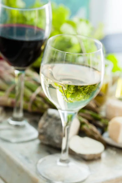 Copas de vino con placa de queso — Foto de Stock