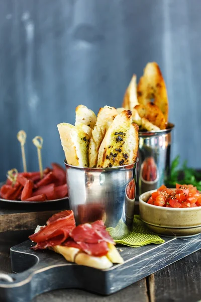 Smakelijk voorgerecht met ham — Stockfoto