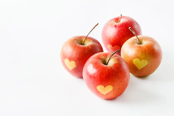 Äpplen med hjärtat symboler — Stockfoto