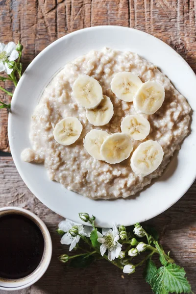 Healthy breakfast with porridge and banana — Stock Photo, Image