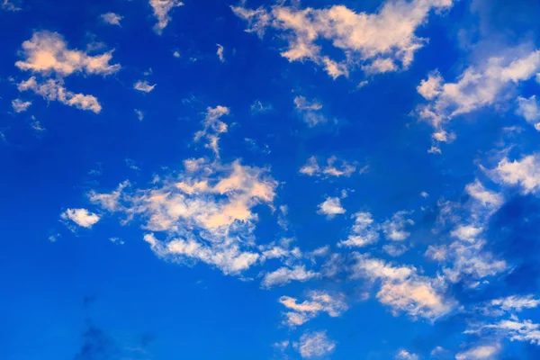 Bonito cielo azul con nubes — Foto de Stock