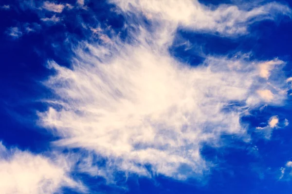 Bel cielo blu con nuvole — Foto Stock