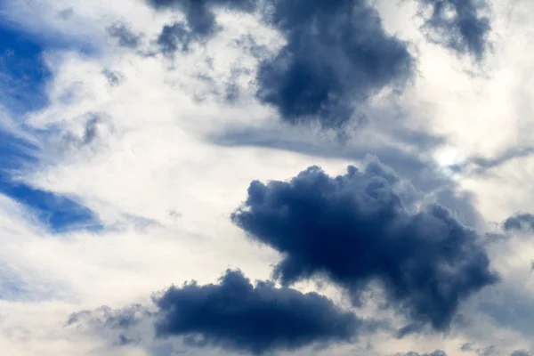 Розпалене небо з хмарами — стокове фото