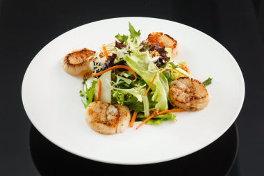 Tarak ile deniz ürünleri salatası
