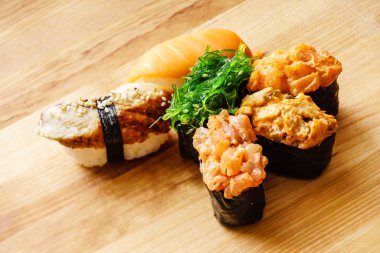 Lezzetli suşi takımı.