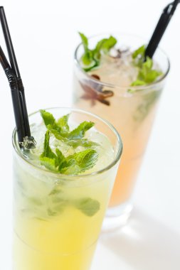 Gözlüklü taze limonata