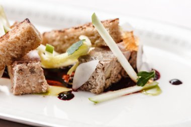 Lezzetli etli meze plaka üzerinde