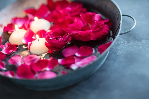 Red roses and candles on water — Stock Photo, Image