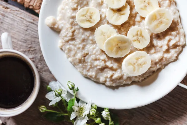 Healthy breakfast with porridge and banana — Stock Photo, Image