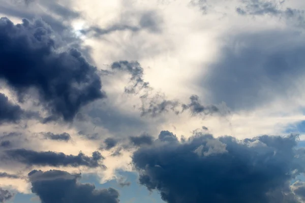 Blauer Himmel mit Regenwolken — Stockfoto