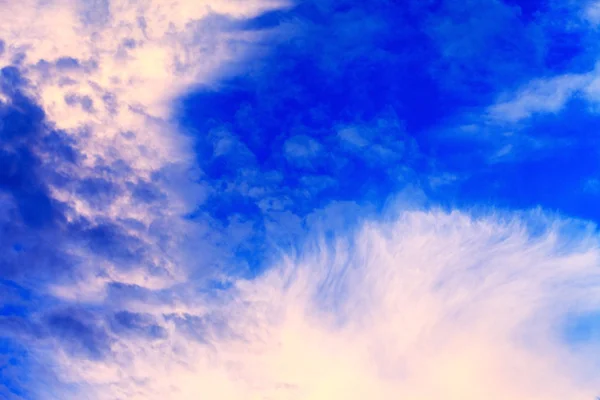 蓝蓝的天空，云彩斑斓 — 图库照片