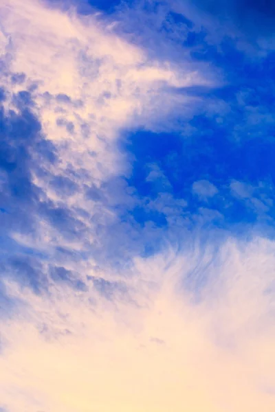Pěkná modrá obloha s mraky — Stock fotografie