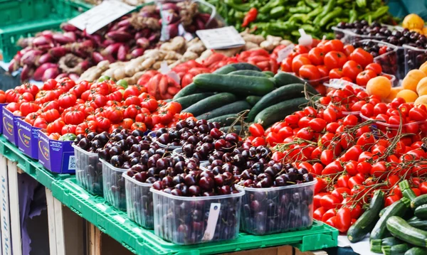 Produtos hortícolas e frutas no mercado — Fotografia de Stock