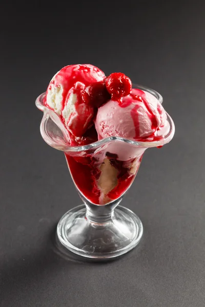 Ice cream with cherries — Stock Photo, Image