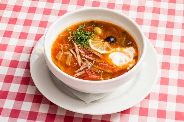 Solianka soppa i skål — Stockfoto